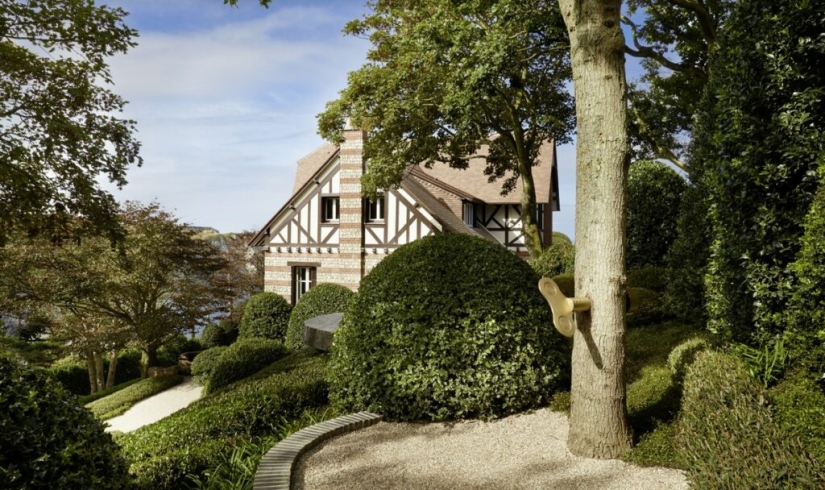 Etretat Gardens is an amazing and crazy place, imbued with the spirit of creativity Etretat Gardens is an amazing and crazy place, imbued with the spirit of creativity