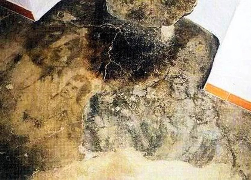 "Faces of Belmes— - strange portraits appear on the floor in the house of a Spanish family