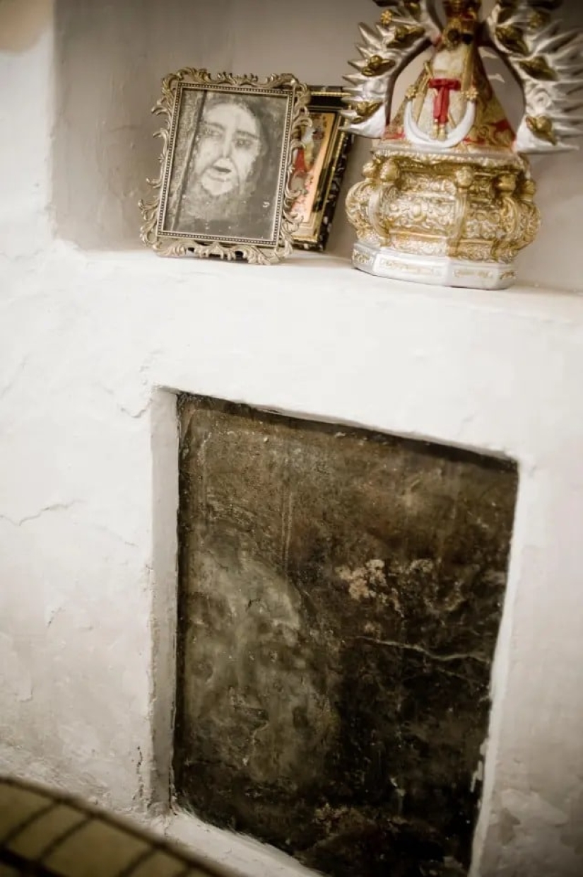 "Faces of Belmes— - strange portraits appear on the floor in the house of a Spanish family