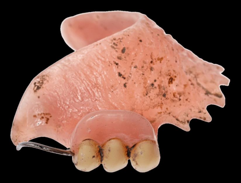 False teeth, Soviet badges and firearms: the 700 finds from the bottom of the canals in Amsterdam