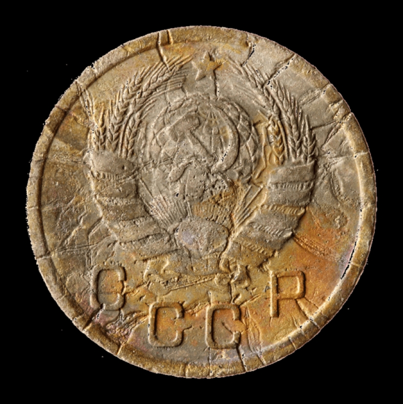 False teeth, Soviet badges and firearms: the 700 finds from the bottom of the canals in Amsterdam