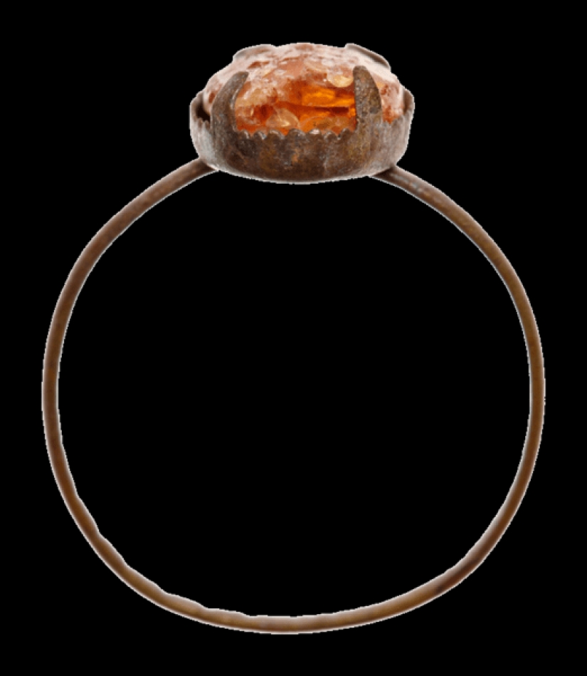 False teeth, Soviet badges and firearms: the 700 finds from the bottom of the canals in Amsterdam