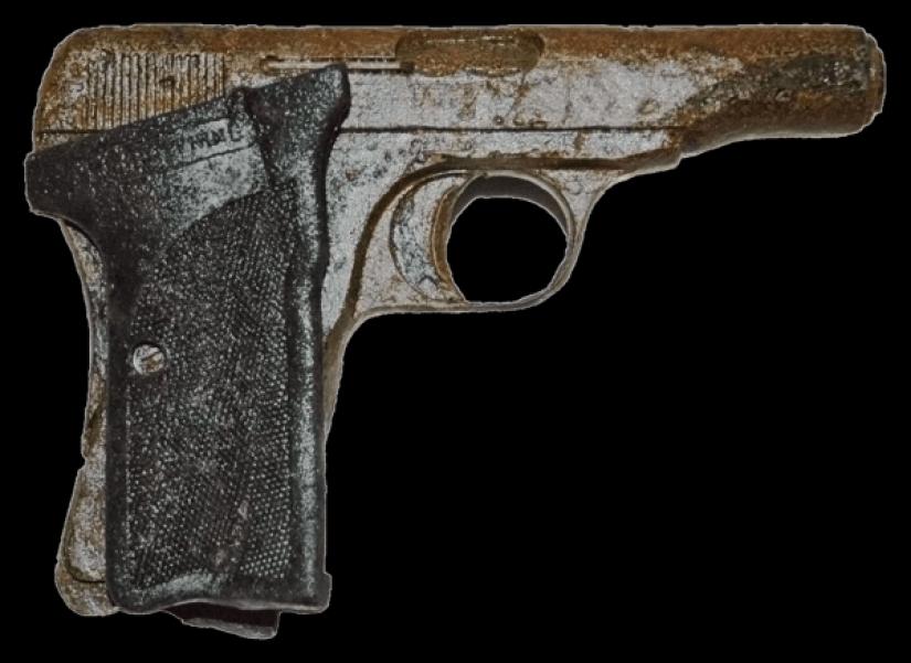 False teeth, Soviet badges and firearms: the 700 finds from the bottom of the canals in Amsterdam