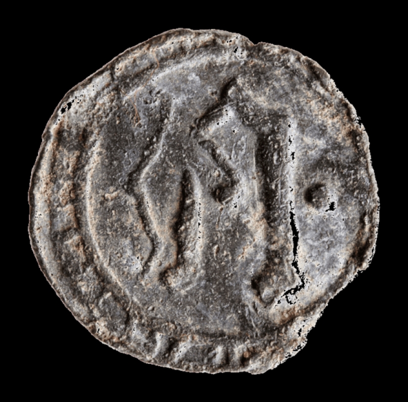 False teeth, Soviet badges and firearms: the 700 finds from the bottom of the canals in Amsterdam