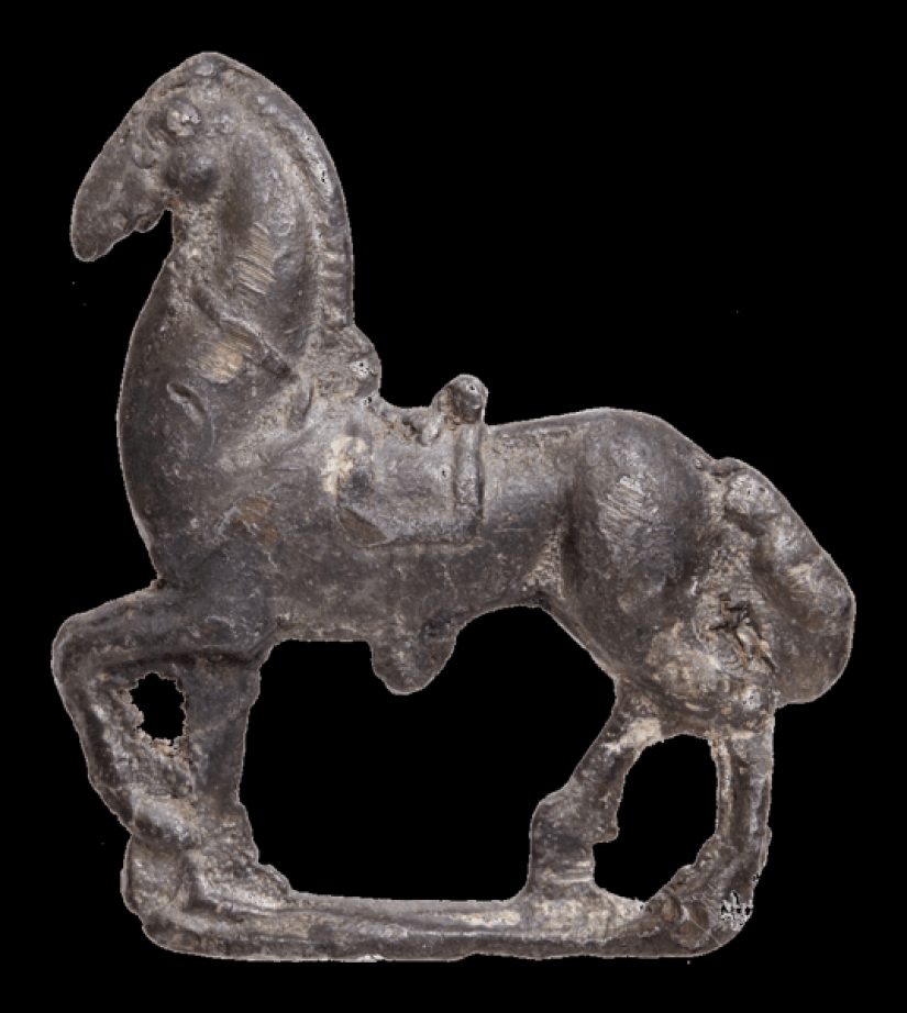 False teeth, Soviet badges and firearms: the 700 finds from the bottom of the canals in Amsterdam