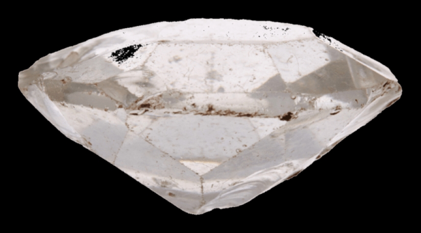 False teeth, Soviet badges and firearms: the 700 finds from the bottom of the canals in Amsterdam