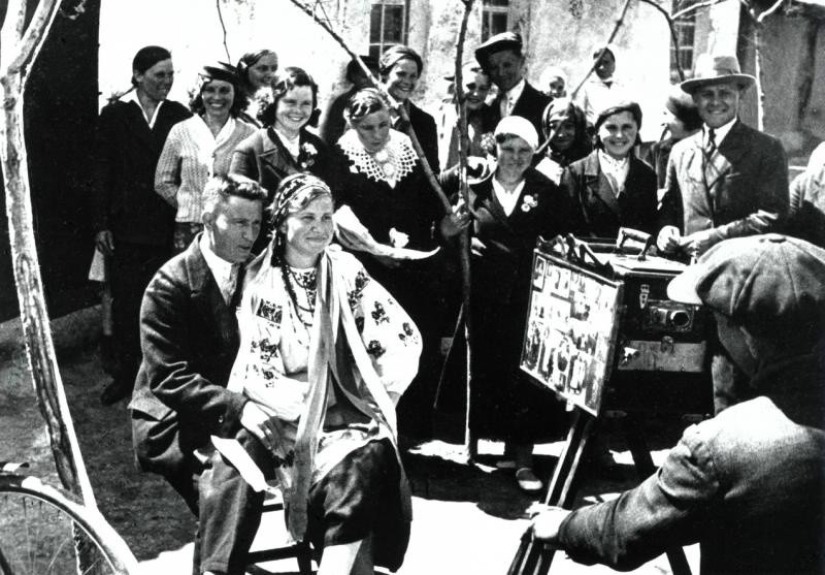 Features of a Soviet-style wedding celebration Features of a Soviet-style wedding celebration