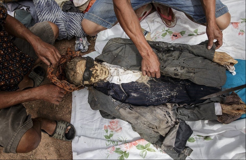 Festival de Manene, durante el cual el pueblo Toraja desentierra los cuerpos de sus familiares fallecidos