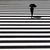 Figuras solitarias en un mundo en blanco y negro: imágenes fascinantes de un fotógrafo japonés