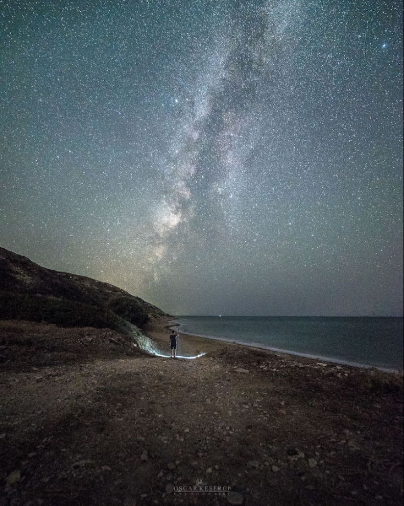 Finn deambula solo bajo las estrellas y hace fotos fascinantes