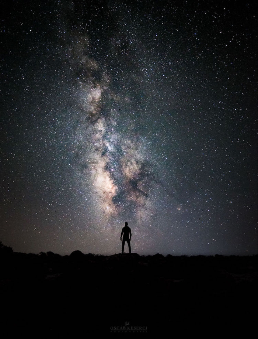Finn deambula solo bajo las estrellas y hace fotos fascinantes