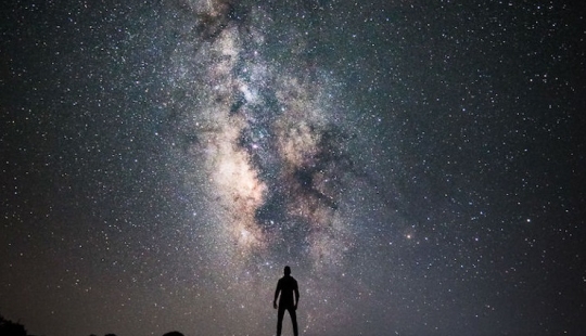 Finn deambula solo bajo las estrellas y hace fotos fascinantes