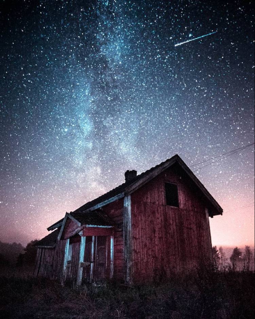 Finn deambula solo bajo las estrellas y hace fotos fascinantes