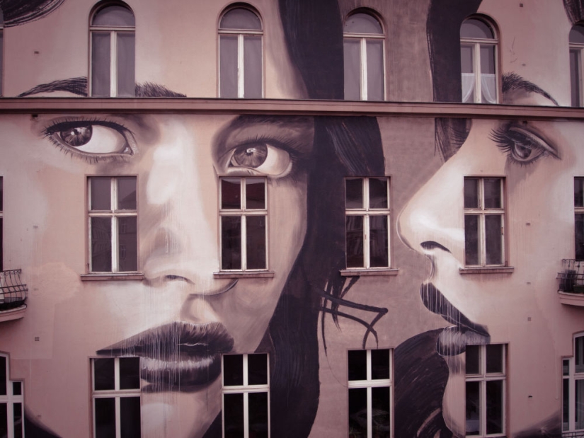 Fleeting beauty: portraits of women in abandoned houses Fleeting beauty: portraits of women in abandoned houses