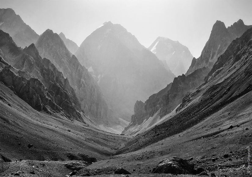 Fotografía en blanco y negro de las montañas