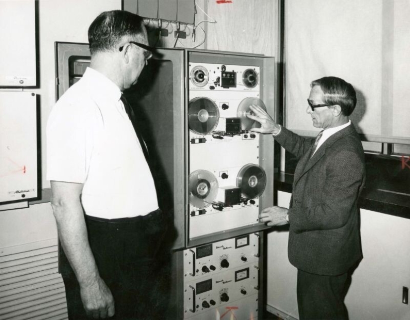 Fotos retro de interiores y electrodomésticos en oficinas de los años 70 y 80 Fotos retro de interiores y electrodomésticos en oficinas de los años 70 y 80