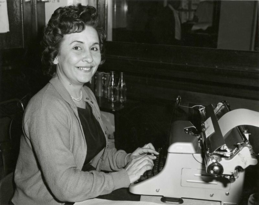 Fotos retro de interiores y electrodomésticos en oficinas de los años 70 y 80 Fotos retro de interiores y electrodomésticos en oficinas de los años 70 y 80