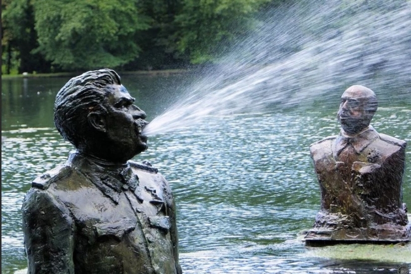 Fountain "Spitting Dictators" is a mysterious art object with a hidden meaning Fountain "Spitting Dictators" is a mysterious art object with a hidden meaning