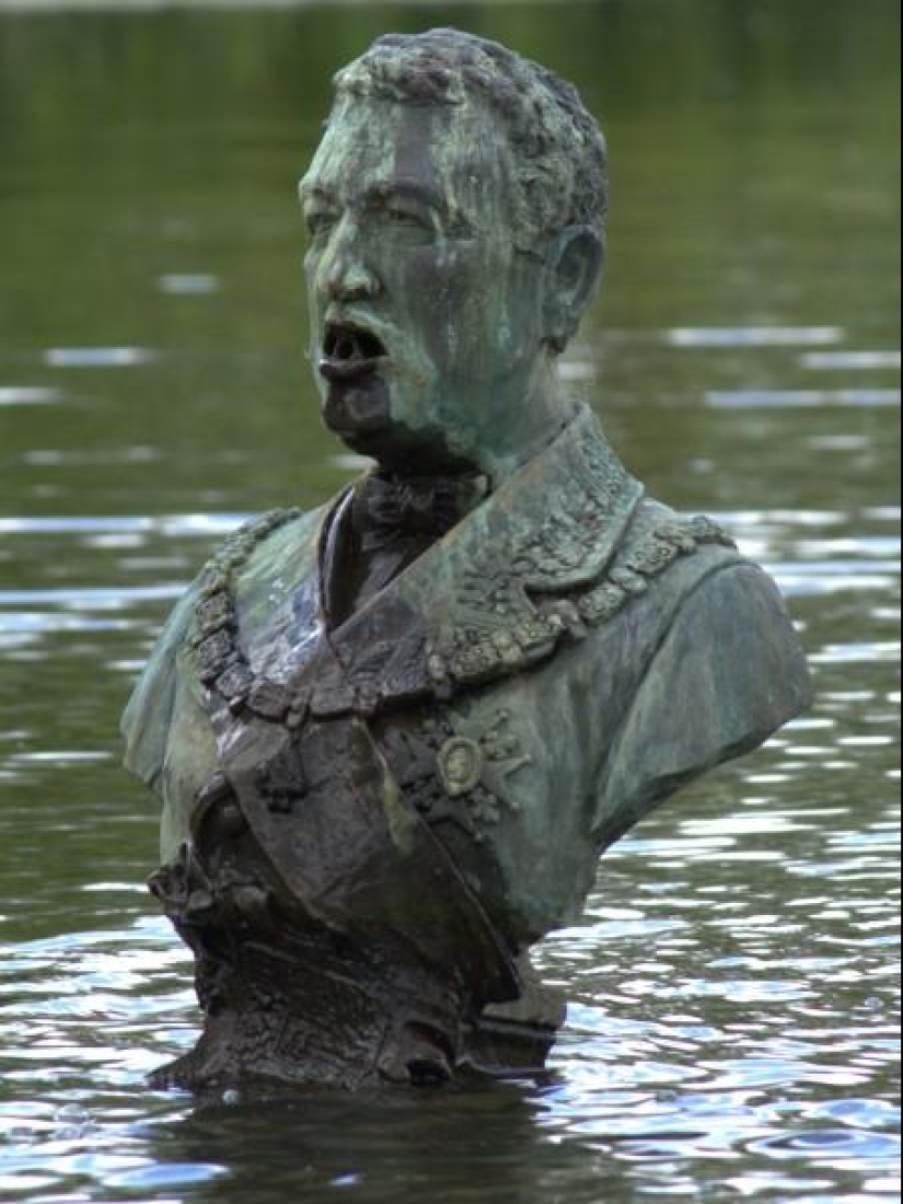 Fountain "Spitting Dictators" is a mysterious art object with a hidden meaning Fountain "Spitting Dictators" is a mysterious art object with a hidden meaning