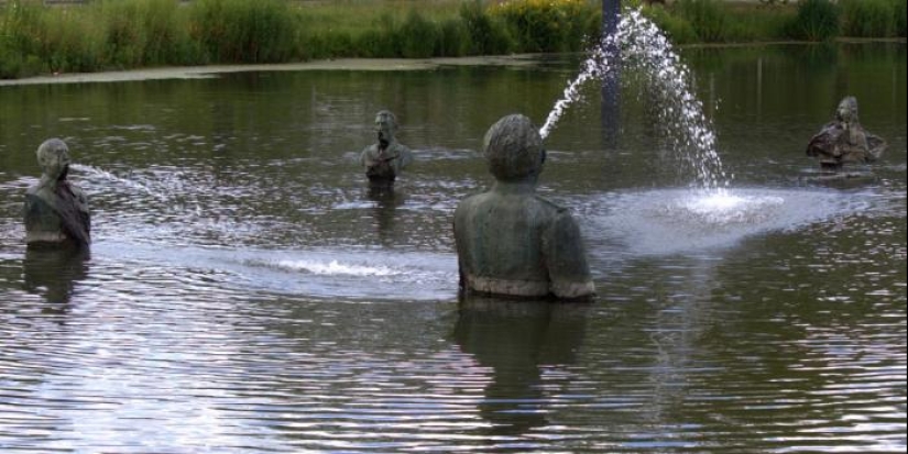 Fountain "Spitting Dictators" is a mysterious art object with a hidden meaning Fountain "Spitting Dictators" is a mysterious art object with a hidden meaning