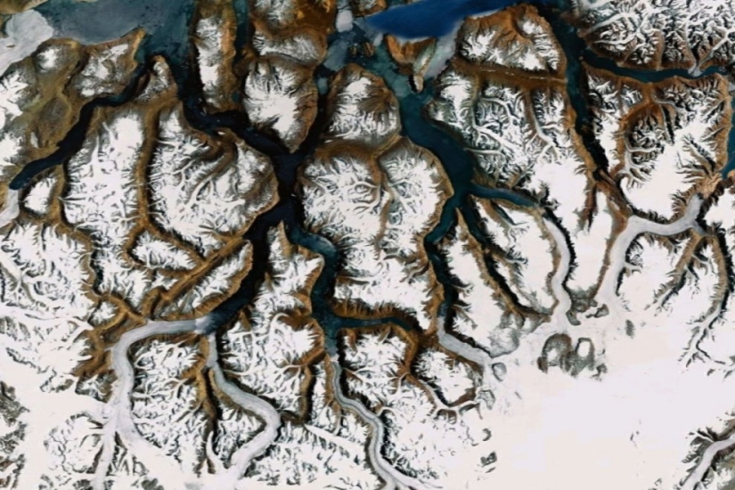 Fractal patterns on the surface of the Earth Fractal patterns on the surface of the Earth