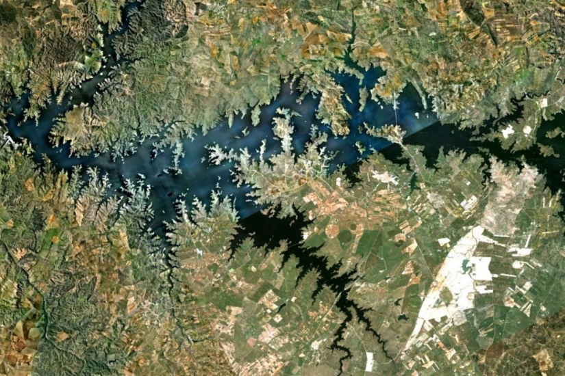 Fractal patterns on the surface of the Earth Fractal patterns on the surface of the Earth