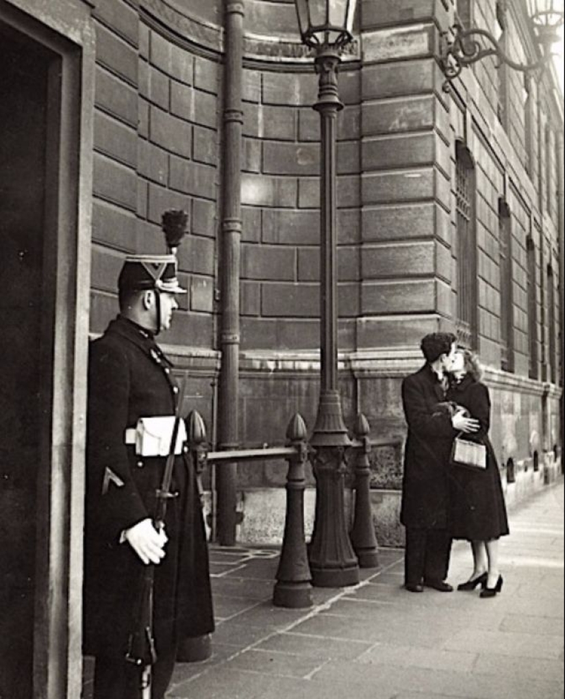 French kiss: how the photographer took pictures of couples in love on the streets of Paris