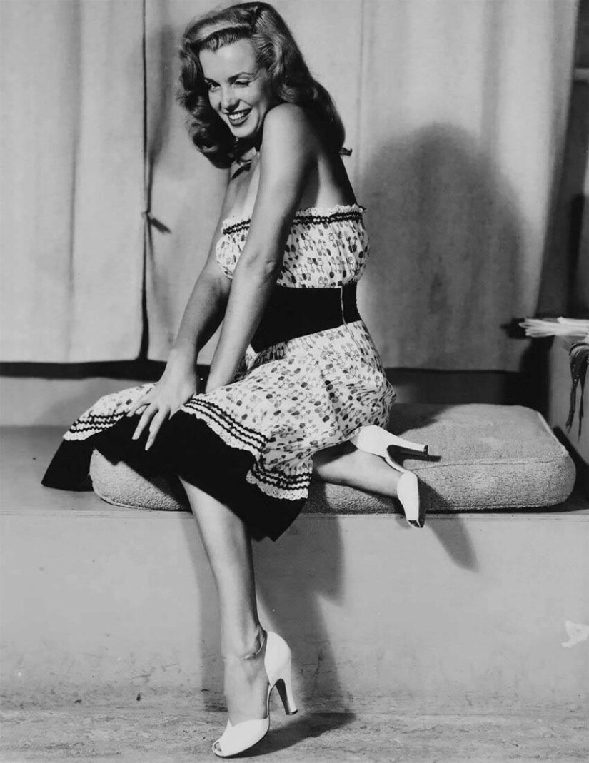 Futuro símbolo sexual Marilyn Monroe posando para pinup artista Earl Moran en el finales de los 40‑s Futuro símbolo sexual Marilyn Monroe posando para pinup artista Earl Moran en el finales de los 40‑s