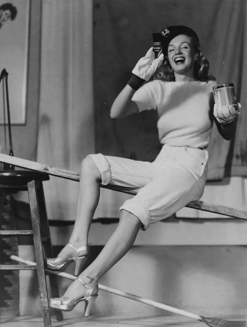 Futuro símbolo sexual Marilyn Monroe posando para pinup artista Earl Moran en el finales de los 40‑s Futuro símbolo sexual Marilyn Monroe posando para pinup artista Earl Moran en el finales de los 40‑s