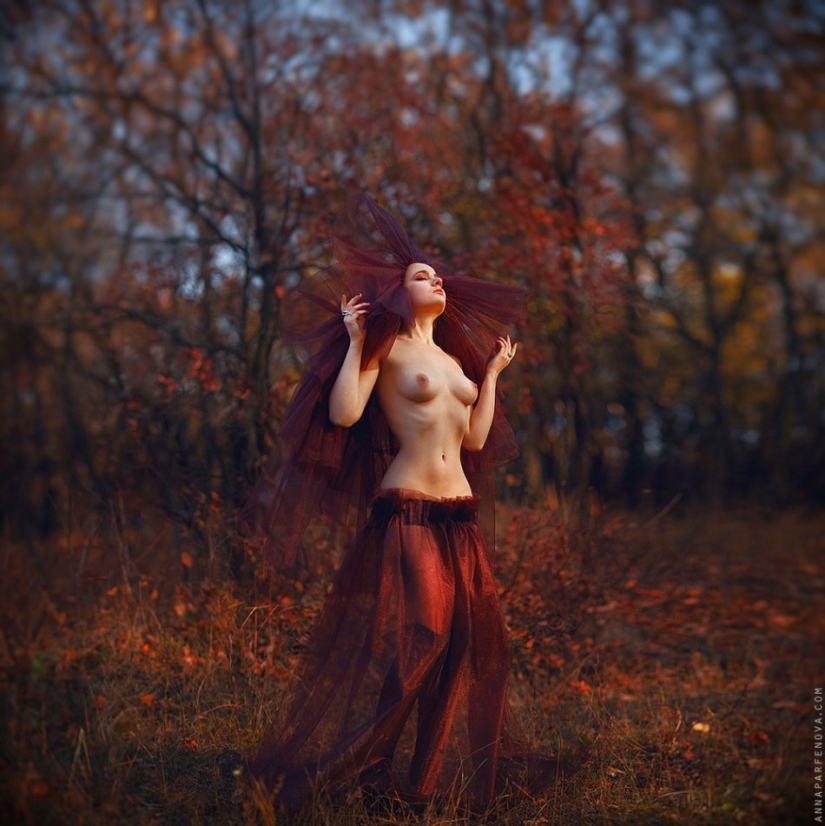 Gentle erotic photo shoots in the autumn landscape Gentle erotic photo shoots in the autumn landscape