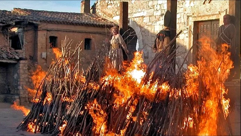 Girlfriend, kitty, knowledge of foreign languages: in the middle Ages, the modern woman could burn