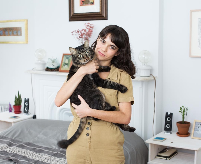 "Girls and cats": a photographer from new York against the stereotypes about crazy cat ladies