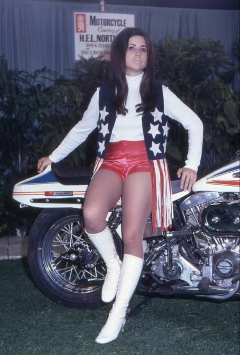 Girls and motorcycles — 20 wonderful retro pictures