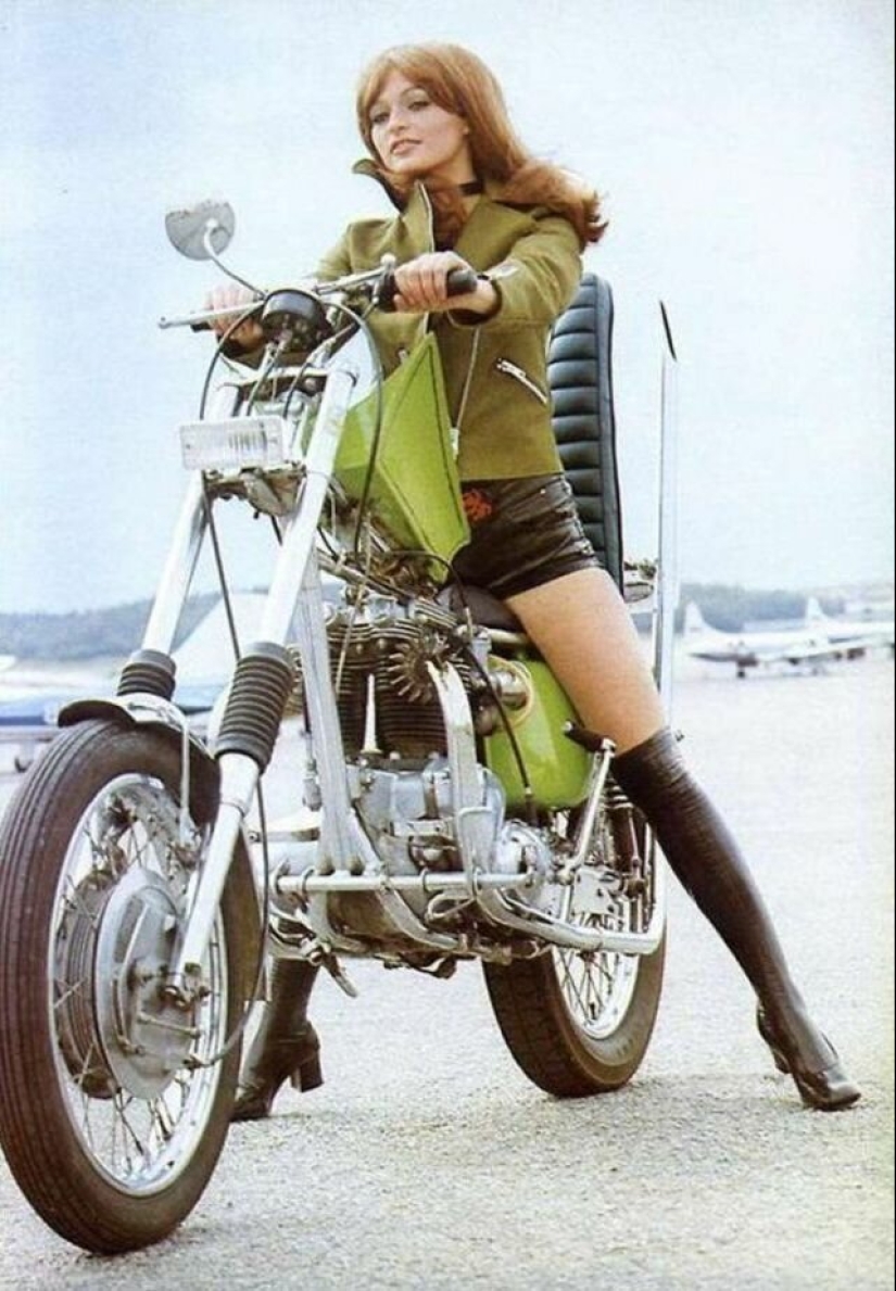 Girls and motorcycles — 20 wonderful retro pictures