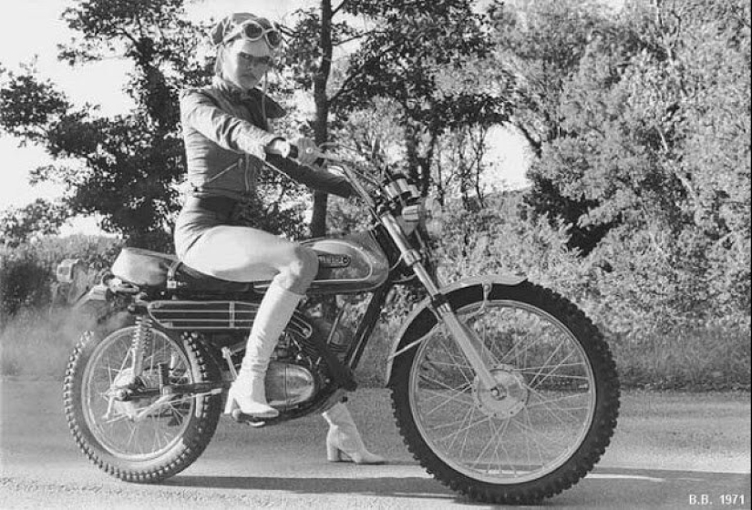 Girls and motorcycles — 20 wonderful retro pictures