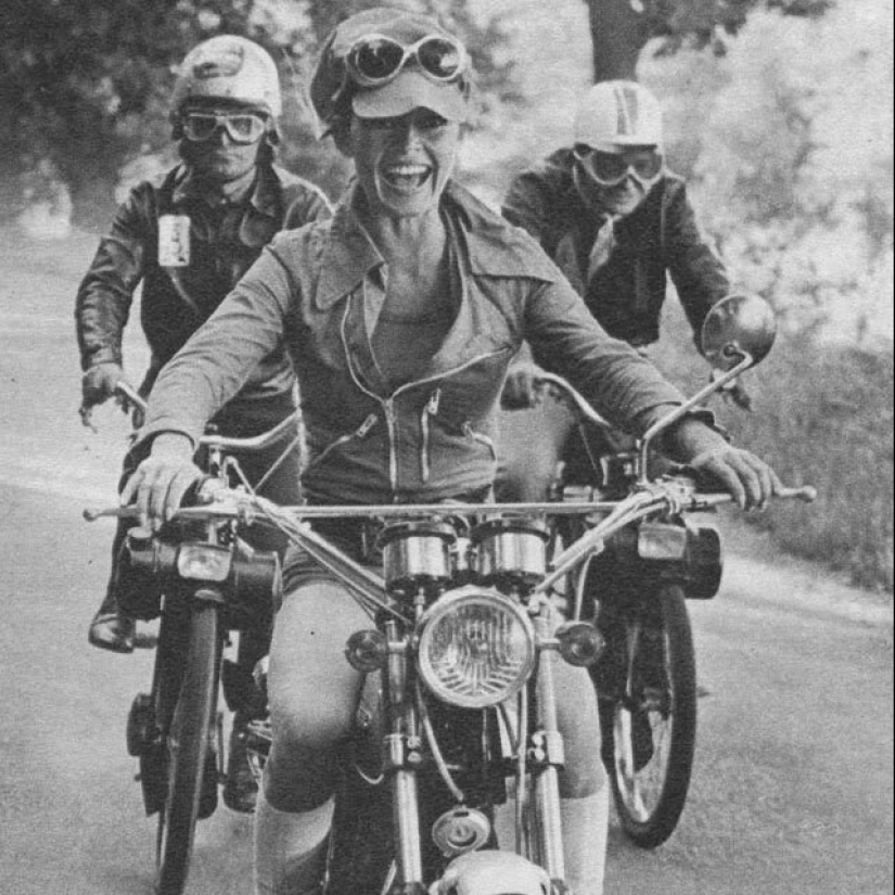 Girls and motorcycles — 20 wonderful retro pictures