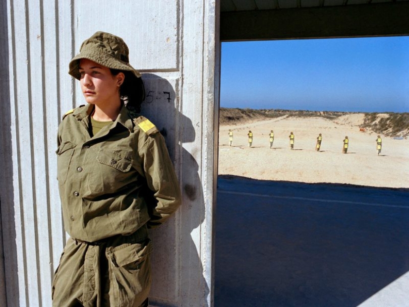Girls of the Israeli army: a special look at women soldiers in the photos by Rachel Papo
