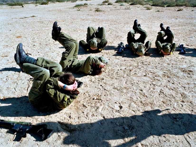 Girls of the Israeli army: a special look at women soldiers in the photos by Rachel Papo