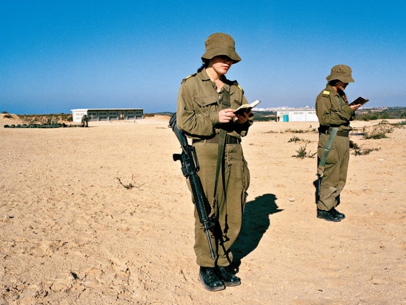 Girls of the Israeli army: a special look at women soldiers in the photos by Rachel Papo