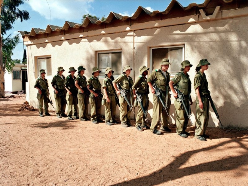 Girls of the Israeli army: a special look at women soldiers in the photos by Rachel Papo