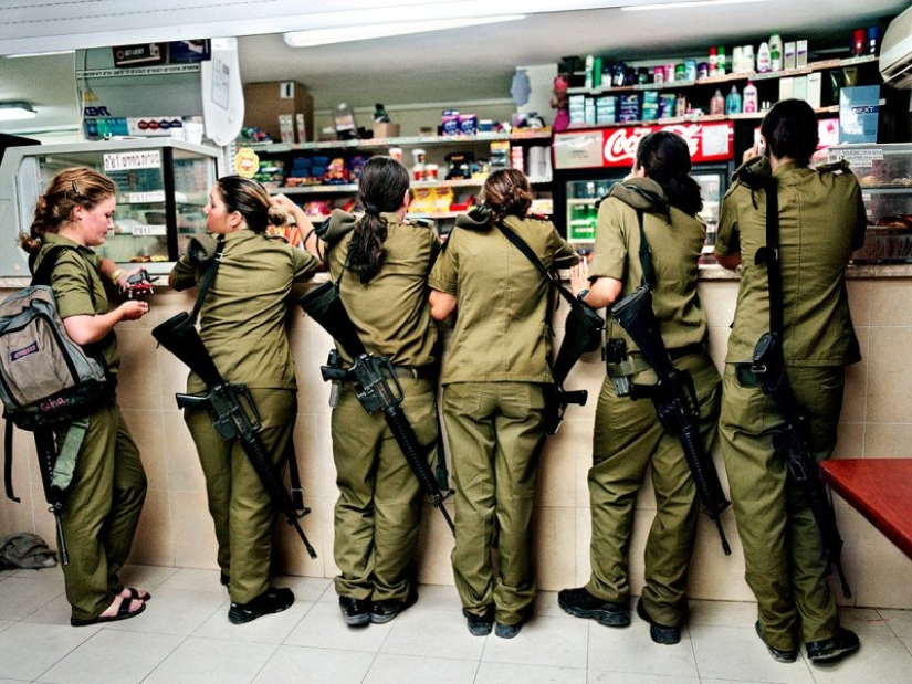 Girls of the Israeli army: a special look at women soldiers in the photos by Rachel Papo