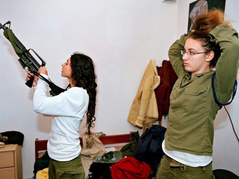 Girls of the Israeli army: a special look at women soldiers in the photos by Rachel Papo