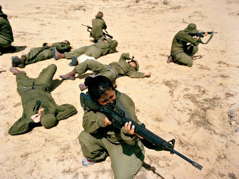 Girls of the Israeli army: a special look at women soldiers in the photos by Rachel Papo