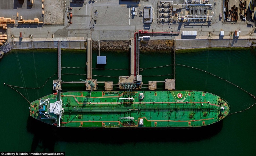 Glance from heaven to "the Big Apple" and "City of angels" Glance from heaven to "the Big Apple" and "City of angels"