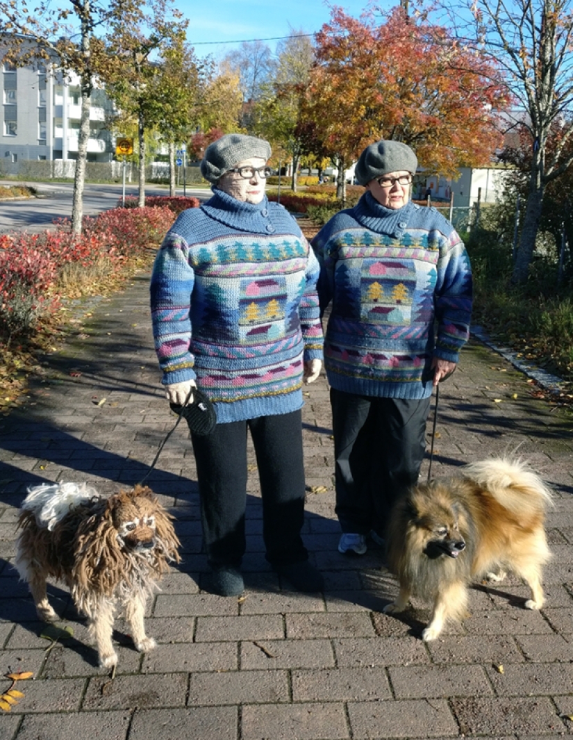 "Golden hands": Finnish artist knits people and even whole rooms