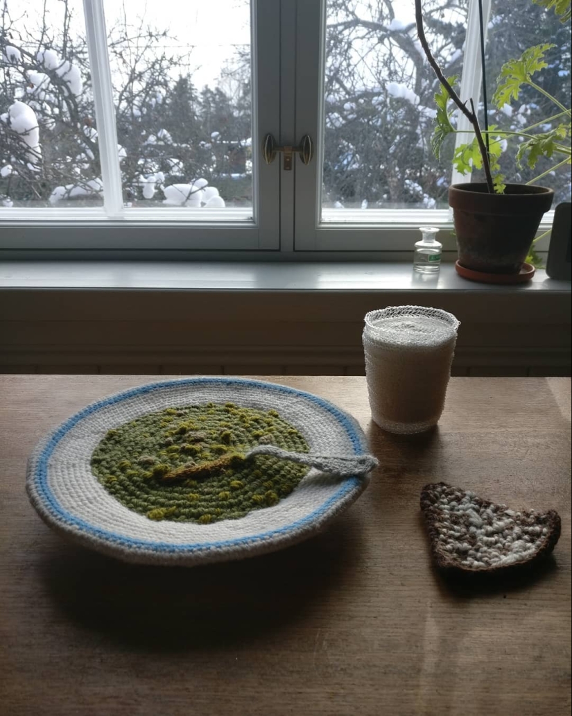 "Golden hands": Finnish artist knits people and even whole rooms