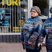 "Golden hands": Finnish artist knits people and even whole rooms