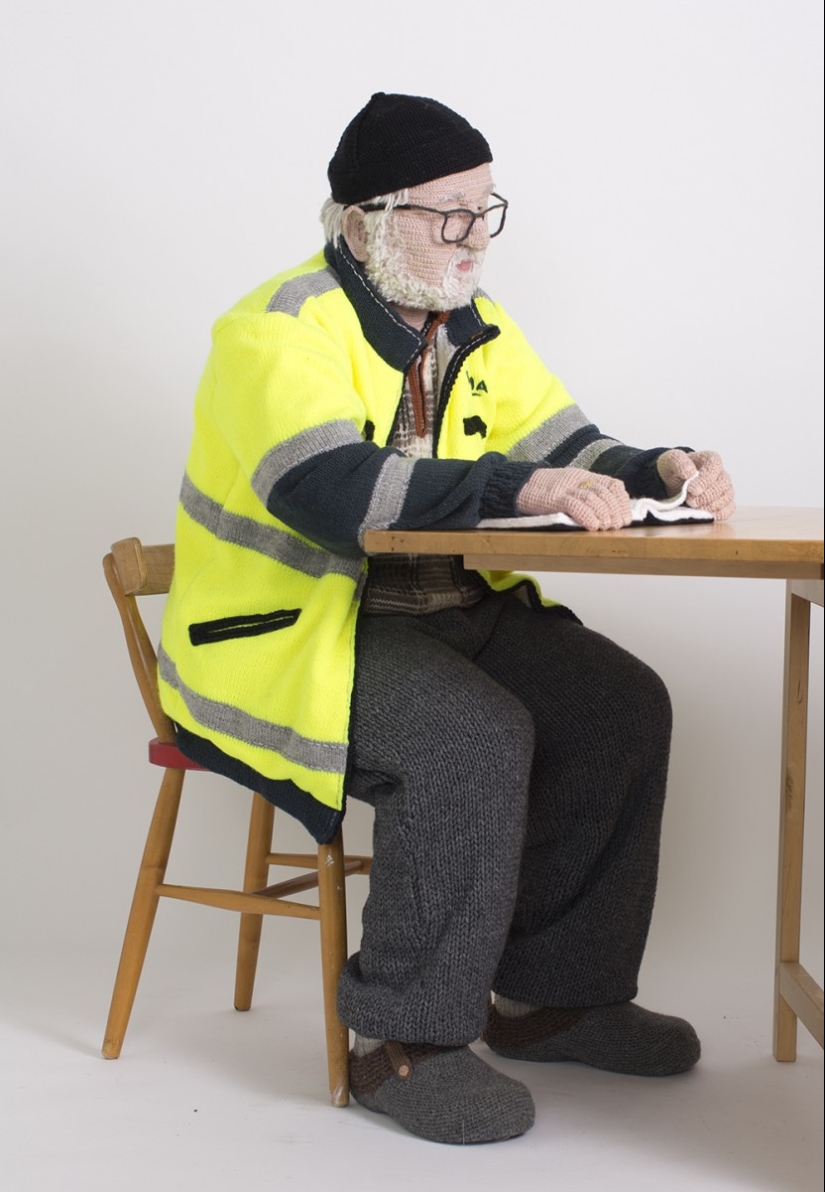 "Golden hands": Finnish artist knits people and even whole rooms