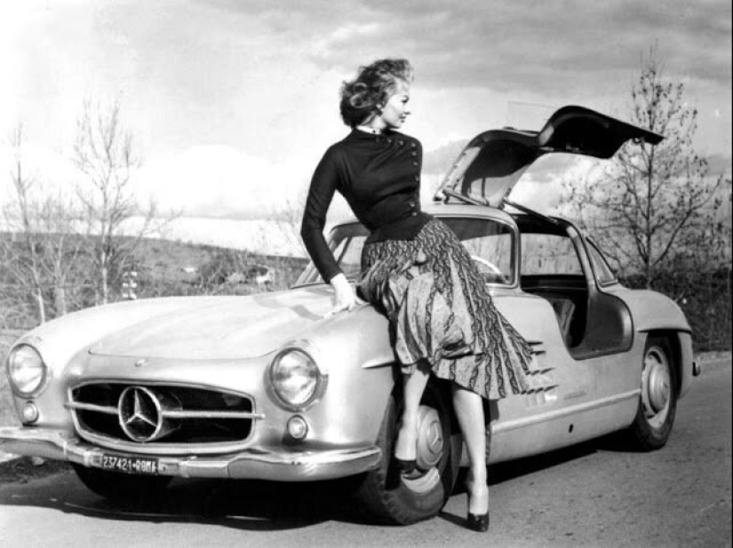 Gorgeous Sophia Loren and her Mercedes-Benz 300SL Gorgeous Sophia Loren and her Mercedes-Benz 300SL