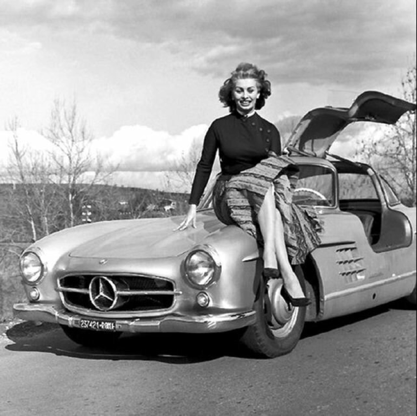 Gorgeous Sophia Loren and her Mercedes-Benz 300SL Gorgeous Sophia Loren and her Mercedes-Benz 300SL